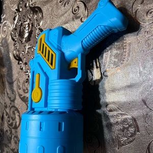 Bubble machine 1 new with everything in the box and the other used